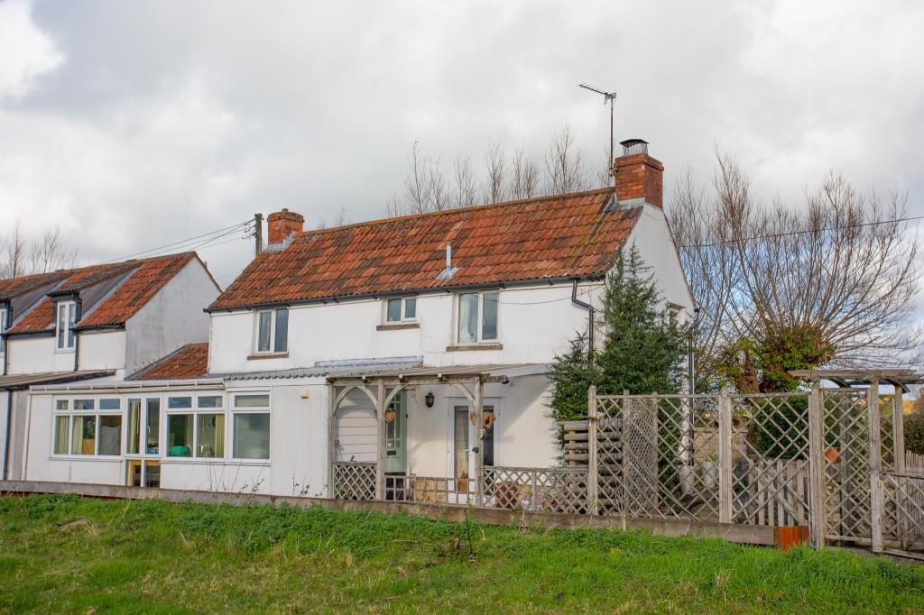 Lot: 41 - SEMI-DETACHED COTTAGE WITH RURAL OUTLOOK - 